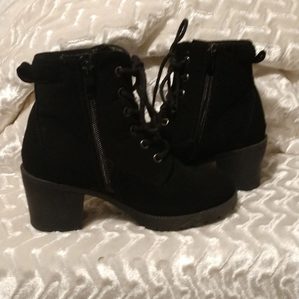 Shoe's - Picture 4 of 4